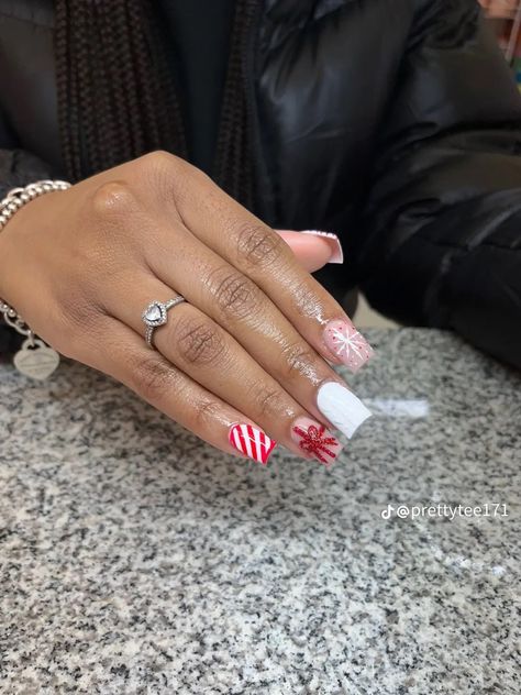 Christmas Nails Black Women Short, Shorties Nails Square Christmas, Christmas Shorties Nails, Christmas Nails Ideas 2023, Shorties Nails Square Winter, Short Holiday Acrylic Nails, Christmas Nails Shorties, Short Christmas French Tip Nails, Christmas Short Nails Ideas