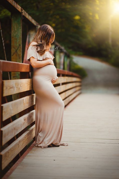 Photoshoot For Maternity, Wheelbarrow Photoshoot Ideas, Elegant Maternity Shoot With Family, Maternity Photography In Park, Maternity Photo Shoot Ideas Casual, Maternity Photoshoot Poses Mothers, Standing Maternity Poses, Outside Maternity Shoot, Park Maternity Pictures