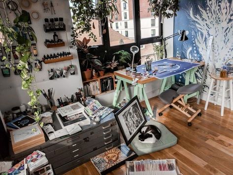 50 Creative Home Art Studio Ideas and Designs For Creative Corners Studio Room Ideas, Home Art Studios, Lots Of Plants, Studio Apartment Design, Art Studio Space, Art Studio Organization, Art Studio Room, Art Studio Design, Studio Inspiration