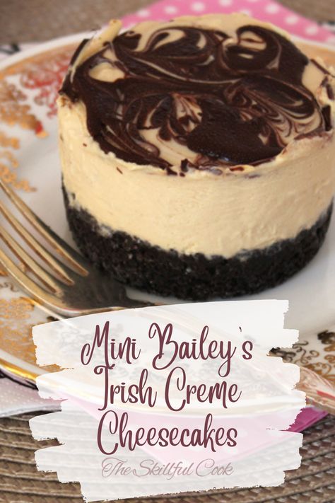 Are you craving a rich and scrumptious easy dessert? Well, you're in luck because these Mini Bailey's Irish Creme Cheesecakes will surely satisfy your sweet tooth! The crust is made with buttery Oreo cookies, the filling is velvety cream cheese, and the secret ingredient is a splash of Bailey's Irish Creme. These mini cheesecakes are perfect for any celebration or even just a cozy night in. You don't have to be a master chef to make them. Baileys Mini Cheesecakes, Easy Cheesecake Recipe, Ultimate Cheesecake, Cheesecake Baked, Individual Cheesecakes, Baileys Cheesecake, Mini Baileys, Coffee Cookies, Easy Cheesecake Recipes