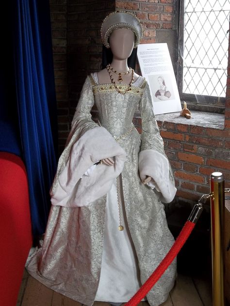 Tudor dress based on the one Catherine Howard may have worn. On display at Gainsborough Old Hall, Lincolnshire. Henry VIII visited Gainsborough twice; once in 1509 and again in 1541 with the doomed Queen Catherine Howard. The Queen was accused of indiscretions both at Gainsborough and Lincoln and was executed. Catherine Howard, Tudor Gown, 16th Century Fashion, Tudor Period, Tudor Dress, Historical Gowns, Tudor Fashion, Tudor Costumes, Period Dress