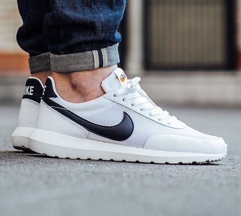 Nike Roshe Daybreak White/Black via @titoloshop Classic Nike Shoes, Nike Roshe Outfit, Nike Fashion Sneakers, Sneaker Trend, Sneaker Outfits, Sneakers Mode, Latest Sneakers, Nike Roshe, Trendy Sneakers