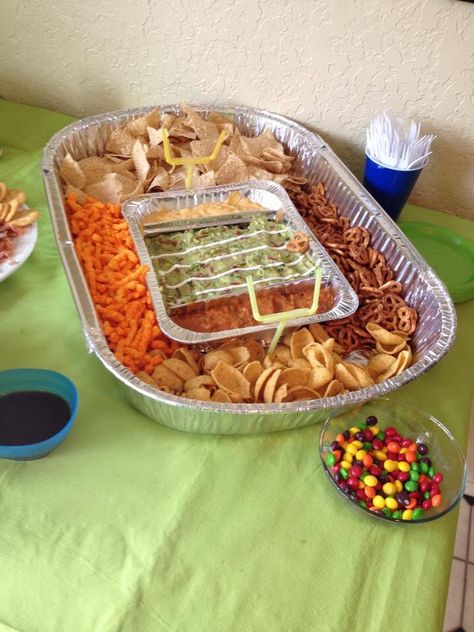 Stadium of chips & dip! Great centerpiece for the Super Bowl party! Dollar store made this a little more affordable. Dollar Store Super Bowl Party, Sloppy Joe Recipes, Super Bowl Dessert, Packer Party, Football Themed Food, Football Party Snacks, Packers Party, Super Bowl Party Food, Superbowl Party Decorations