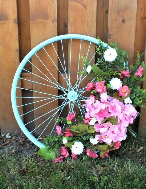 Can Garden Ideas, Tin Can Garden Ideas, Bicycle Wheel Decor, Bowling Ball Garden, Mosaic Bowling Ball, Diy Bicycle, Wheel Wreath, Bicycle Ideas, Decoupage Jars