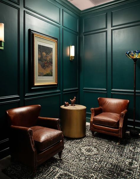 Gentlemen Interior Design, Gentleman Lounge Interior Design, Gentleman Interior Design, Whiskey Bedroom, Club Room Interior Design, Old English Style Interior, Hunter Green Living Room Decor, Pub Room In House, Mens Lounge Room