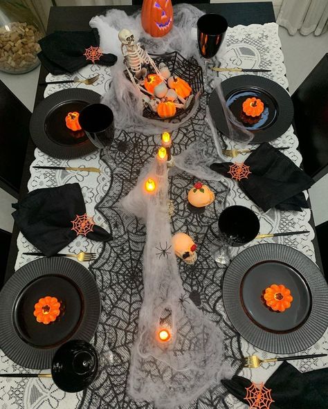 Halloween Decoration Table, Halloween Picnic Table, Halloween Table Set Up, Halloween Decorations 2024, Halloween Cafe Decor, Tavola Halloween, Halloween Get Together Ideas, Halloween Party Table Setup, Halloween Dinner Table Decor