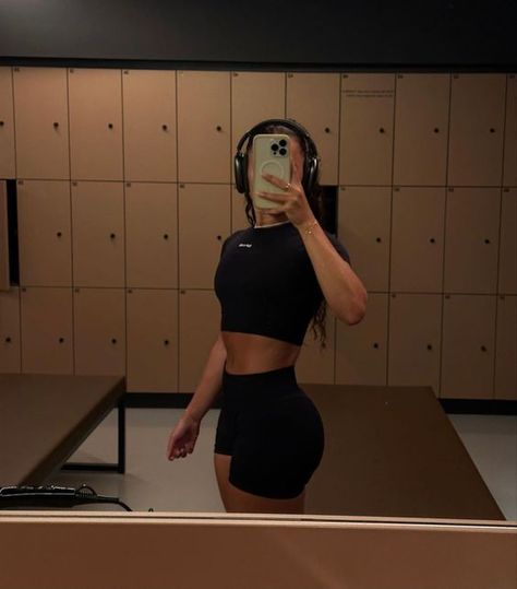 #gymselfie #girlyposes #photoshoot #photography #selfiesideas #ideasselfie #hotposes Black And White Gym Outfit, Athletic Instagram Pictures, Gym Photo Ideas Women, Gym Poses Women Mirror, Gym Selfie Aesthetic, Gym Selfie Female, Gym Poses Women, Gym Vision Board, Woman Gym