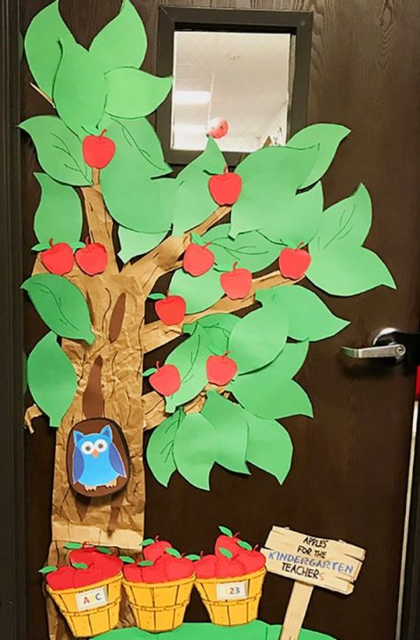 Apple tree classroom decoration. Decorate the classroom door or wall with a fun diy apple tree. Great for a farm unit study or back to school decoration! Farmhouse Daycare, Tree Classroom, Kindergarten Decoration, Apple Classroom, Classroom Decor Middle, Diy Apple, Classroom Decor High School, Diy Classroom Decorations, Classroom Christmas