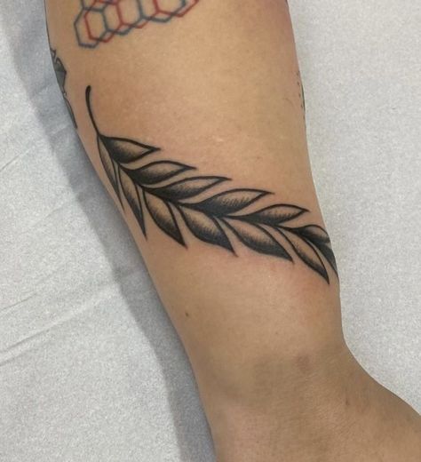 Old School Vine Tattoo, Old School Leaves Tattoo, Old School Leaf Tattoo, American Traditional Leaves, American Traditional Vine Tattoo, Traditional Fern Tattoo, Traditional Leaves Tattoo, Traditional Leaf Tattoo, Greek Leaf Tattoo