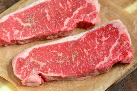 raw strip steaks on parchment paper Cook Steak In The Oven, Oven Cooked Steak, Pork Loin Recipes Oven, Oven Steak, Cooking The Best Steak, Steak In The Oven, Beef Loin, Cast Iron Steak, Strip Steaks