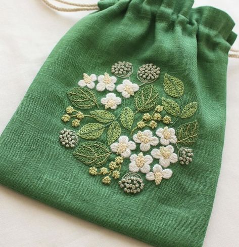 Embroidered Purse Diy, Manly Embroidery, Cottage Embroidery, Embroidery Accessories, Embroidery Purse, Bags Trendy, Potli Bag, Hand Embroidery Projects, Potli Bags