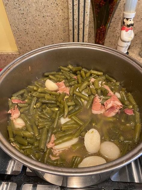 Southern Style Green Beans and Red Potatoes - old fashioned recipes String Beans And Potatoes, Green Beans And Red Potatoes, Fresh Green Bean Recipes, Southern Style Green Beans, Southern Green Beans, Beans Potatoes, Beans And Potatoes, Supper Tonight, Southern Greens