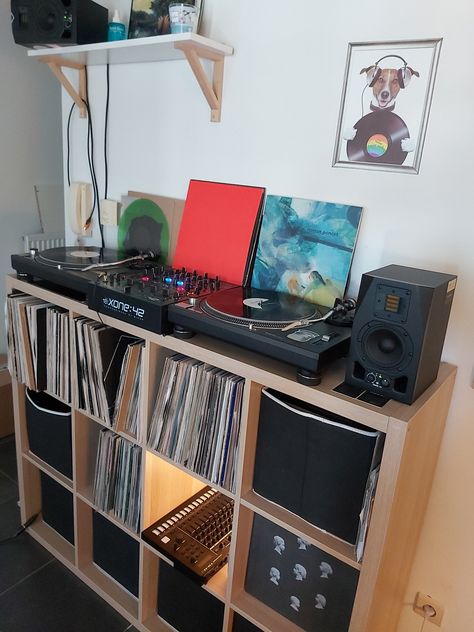 Vinyl Dj Setup, Dj Setup Ideas Home, Home Dj Setup, Dj Zone, Creative Room Design, Kallax Ideas, Music Setup, Vinyl Record Room, Dj Pult