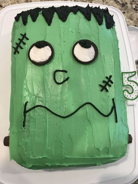 Frankenstein Cake Ideas, Frankenstein Birthday Party, Frankenstein Party Ideas, Frankenstein Cake, Frankenstein Party, Halloween Cupcake Cake, Zombie Cake, Halloween Snack, Halloween Cupcake