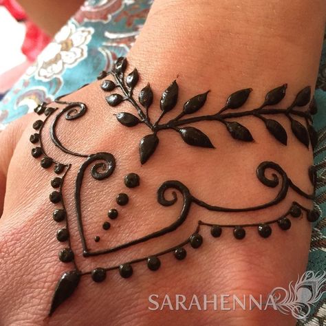 I met so many amazing henna fans last night at @bohemianstudios 1 year anniversary party! The place was packed and the henna line was long so designs had to be pretty quick. So wonderful meeting everyone there! . . #sarahenna #henna #mehndi #kirkland #kirklandart #seattlehenna #seattle #pnw #hennaartist #art #artist#425 #seattleart #kirklandartist #kirklandhenna #naturalhenna #hennaart #phinney #phinneyridge #bohemianstudios #yogastudio Small Henna Tattoos, Arabic Mehendi, Henne Tattoo, Cute Henna Tattoos, Small Henna, Tattoo Placements, Henna Drawings, Henna Inspired Tattoos, Tato Henna