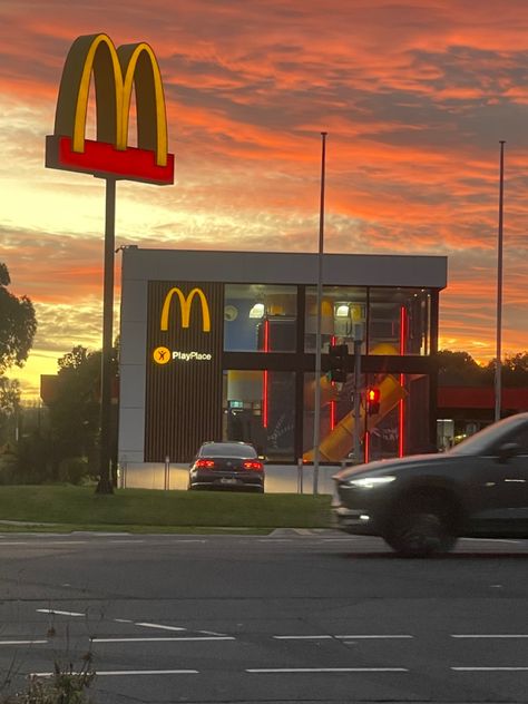 Macdonald Fake Story, Mcdonalds Exterior, Modern Mcdonalds, Macdonald Restaurant, Bloxburg Mcdonalds Decals Codes, Bloxburg Mcdonalds, Mcdonalds Building, Zepeto Background Aesthetic Beach, Macdonald Aesthetic