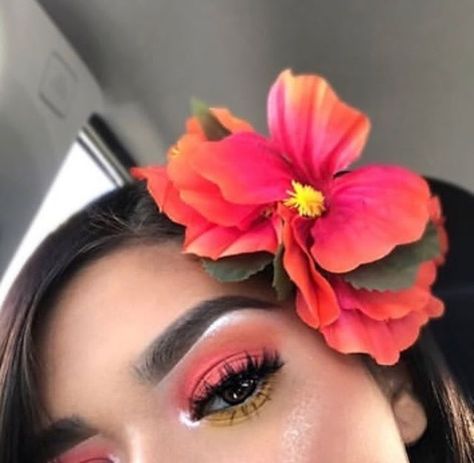 ✵pinterest: @mayllxx2 Hawaiian Make Up Look, Tropical Makeup Look Hawaii, Hawaiian Makeup Look, Hawaiian Makeup, Carnaval Make-up, Flowers In Her Hair, Face Beat, Spring Makeup, Kiss Makeup