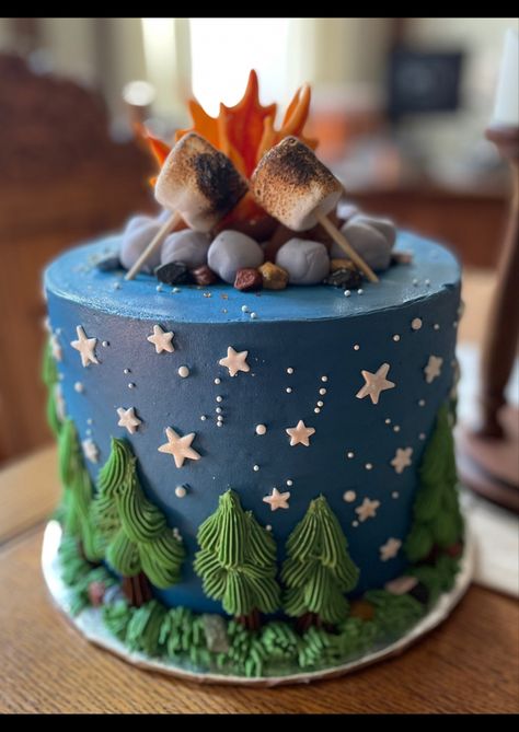 Mountain Themed Birthday Cake, Smash Cake Camping Theme, Campfire Theme Cake, Camping Themed Cake Ideas, Camping Theme Birthday Party Cake, Campfire Cake Ideas, Campfire Birthday Cake, Bluey Camping Cake, Camping Birthday Cake Ideas