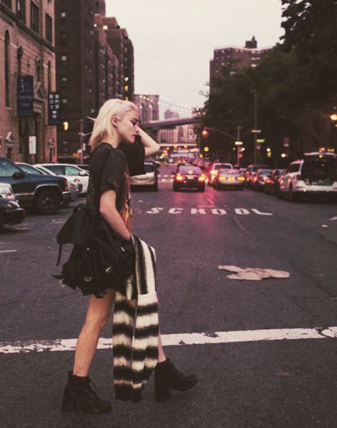 . Tumblr Fashion Grunge, Nyc Shoot, 2014 Grunge, Fashion Design Inspiration, San Myshuno, Sky Ferreira, Estilo Hipster, Grunge Tumblr, Tokyo Street Fashion