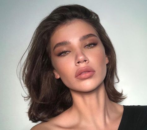 Cheekbones Makeup, Coffee Sunday, Camila Morrone, Slimmer Face, High Cheekbones, Beauty Make-up, Natural Makeup Tutorial, Face Aesthetic, Glam Makeup