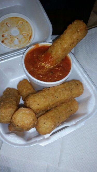 Mozzarella Sticks Aesthetic, Cheese Food, Soul Food Dinner, Junk Food Snacks, Mozzarella Sticks, Food Babe, Food Therapy, Yummy Comfort Food, Food Drinks Dessert