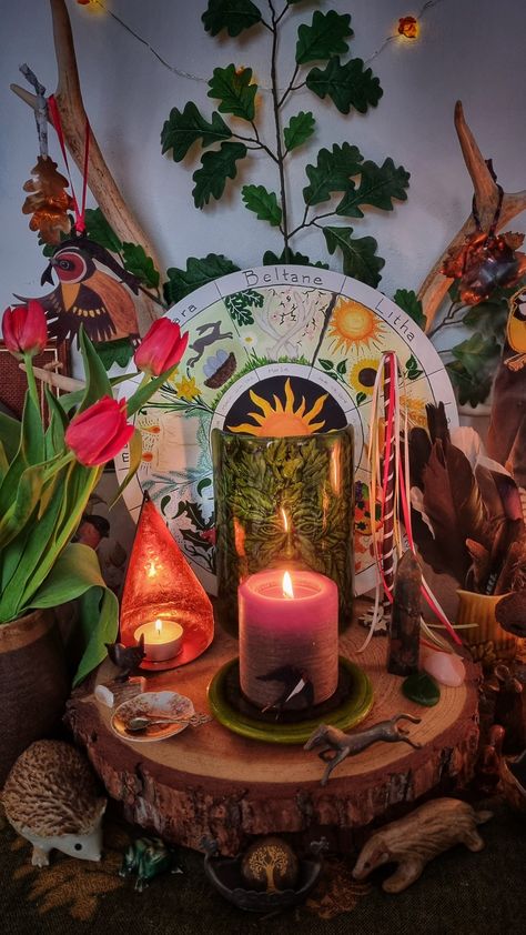 Beltane Altar Mother Nature Altar, Beltane Wallpaper, Modern Satanism, Medusa Altar, Celtic Altar, Ancestral Medicine, Beltane Traditions, Summer Altar, Beltane Aesthetic