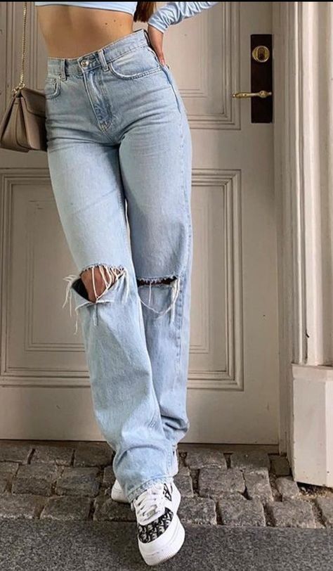 Blue Ripped Jeans Outfit, Jeans 2022, Mom Jeans Style, Ripped Jeans Outfit, Blue Jean Outfits, Ripped Pants, Jeans Outfit Women, Baggy Jean, Blue Ripped Jeans