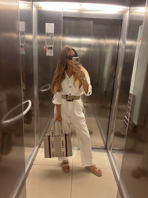 White Dad Sandals Outfit, Cream Sandals Outfit, Chloe Bag Outfit, Dad Sandals Outfit, London Outfits, Running Errands Outfit, Dad Sandals, Errands Outfit, Cream Sandals