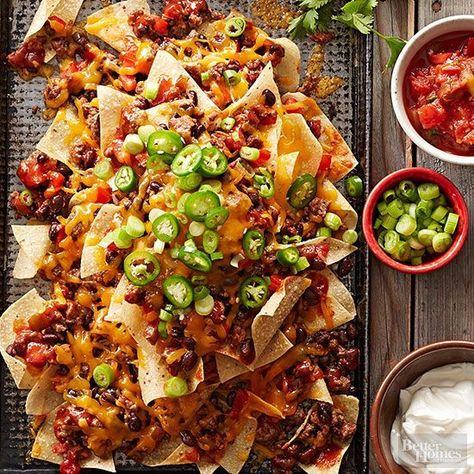 Classic Nachos Homemade Nachos, Pizza Roll, Nachos Recipe, Easy Mexican, Mexican Food Recipes Easy, Chips And Salsa, Pizza Party, Mexican Dishes, Stuffed Jalapeno Peppers