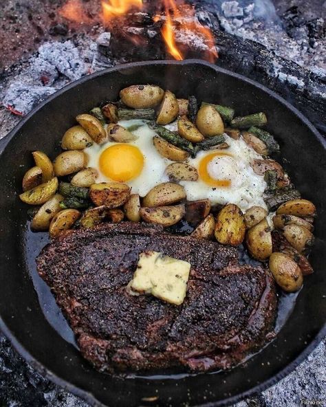 Fire Food, Pepper Steak, Campfire Food, Fire Cooking, Campfire Cooking, What's For Breakfast, Open Fire, Outdoor Food, Cast Iron Cooking