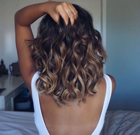 20 Glamorous Mid Length Curly Hairstyles for Women - Haircuts & Hairstyles 2019 Short Shoulder Length Hair, Mid Length Curly Hairstyles, Medium Length Curly Hair, Vlasové Trendy, Colored Curly Hair, Ombré Hair, Haircuts For Curly Hair, Beauty Inspo, Trendy Hair Color