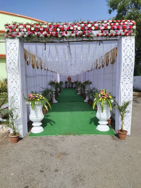 Marriage Entrance Decoration, Indian Outdoor Wedding Decor, Small Wedding Decor, Engagement Stage Decoration, Simple Stage Decorations, Home Flower Decor, Gate Decoration, Wedding Hall Decorations, Flower Garland Wedding