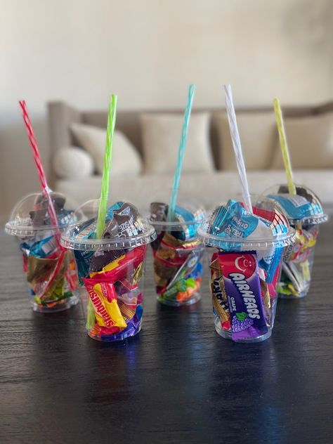 Classroom Party Favors Birthday, Party Favor Snack Ideas, Class Birthday Party Favors, Candy Goody Bag Ideas, Birthday Candy Box Ideas, Sweet Cups Party Bags, Treats To Take To School For Birthday, Snacks In Cups For Party, Easy Class Birthday Treats