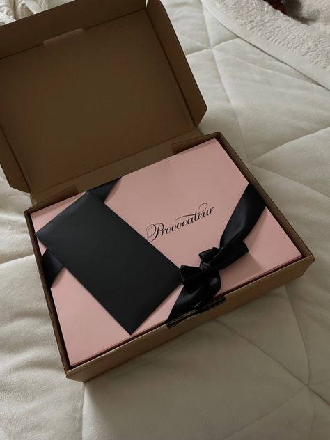 Pr Package Ideas Clothing, Monochromatic Packaging, Fashion Packaging Ideas, Orders Packaging, Givenchy Irresistible, Dress Box, Luxury Packaging Design, Fashion Design Books, Business Card Design Inspiration