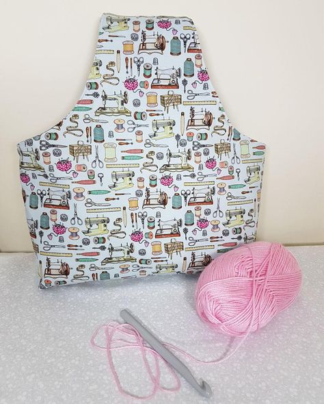 Yarn Bag | This DIY bag is perfect for storing your crochet hooks and knitting needles. Yarn Bag Tutorial, Knitting Bag Sewing Pattern, Knitting Bag Diy, Knitting Bag Sewing, Pochette Diy, Knitting Bag Pattern, Beginner Sewing Patterns, Bag Pattern Free, Knitting Project Bag