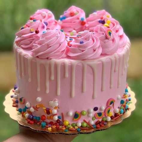 Rainbow Cake Sprinkles, Pink Color Cake Design, Pink Confetti Cake, Cake Sprinkles Decoration, Pink Color Cake, Pink Rainbow Cake, Pink Cake Birthday, Pretty Pink Cake, Cakes Rainbow