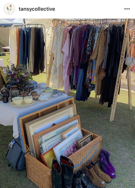 Antique Market Display, Cute Flea Market Booths, Flea Market Booth Aesthetic, Car Boot Sale Display Ideas, Vintage Clothing Market Booth Ideas, How To Make Your Boutique Stand Out, Flea Market Clothes Display, Vintage Clothing Market Stall, Yard Sale Set Up Display