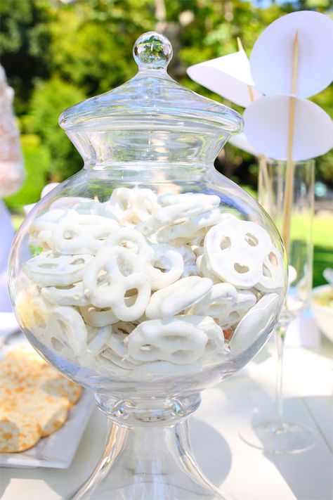 White Party Food Ideas, White Party Food, White Party Foods, Winter Wonderland-party, Decoration Communion, Confirmation Party, Holy Communion Party, Fest Temaer, First Communion Decorations