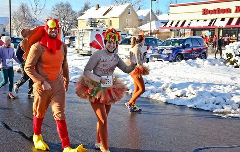 Thanksgiving Costume Ideas, Thanksgiving 5k Outfit, Turkey Run Outfit, Turkey Trot Outfit Ideas, Thanksgiving Costumes For Adults, Turkey Trot Costume Ideas, Thanksgiving Running Costume, Diy Turkey Trot Costume, Turkey Trot Ideas