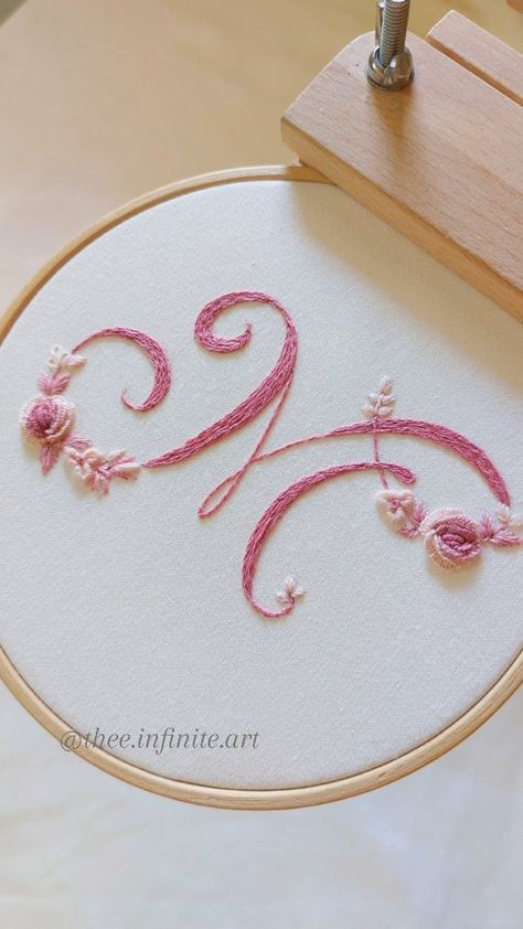 𝑻𝑯𝑬 𝑰𝑵𝑭𝑰𝑵𝑰𝑻𝑬 𝑨𝑹𝑻 ~ 𝒆𝒎𝒃𝒓𝒐𝒊𝒅𝒆𝒓𝒚 | Embroidered name initial 'M' 🌸 . . Pattern inspired by: @hanife.etamin.isleri . [Embroidery, art, flower, name initial, hand embroidery,… | Instagram M Letter Embroidery, Fashion Jewelry Necklaces Gold, Infinite Art, Initial M, M Letter, Name Embroidery, Embroidered Name, Art Embroidery, Necklaces Gold