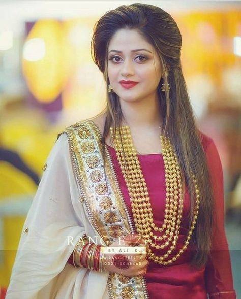 Beautiful bride#mala#beautiful jewellery Marriage Girl, Indian Wedding Hairstyles, Salwar Kamiz, Body Chains, Indian Bridal Hairstyles, Pakistani Bridal Dresses, Indian Bridal Outfits, Bridal Hairstyles, Dress Indian Style