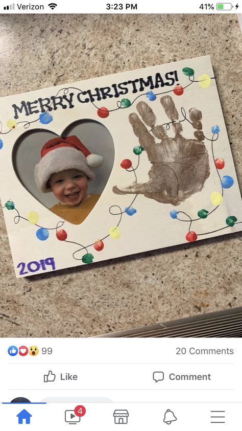 Family Infant Activities, Xmas Art For Toddlers, Christmas Card For Toddlers, Cute Christmas Crafts For Toddlers, Holiday Infant Crafts, Parent Preschool Christmas Gift, Christmas Parent Gifts From Toddlers, Handprint Wreath Christmas, Christmas Craft For Infants