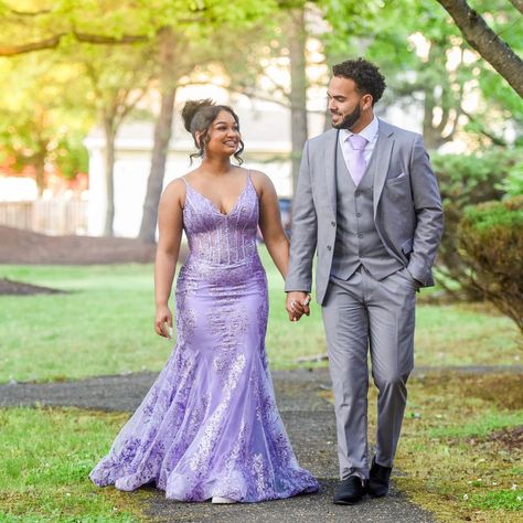 Lilac Prom Couple, Purple Prom Couple, Purple Prom Dress Mermaid, Tangled Prom, 8th Grade Prom, Groom Suit Black, Girl Prom, Prom Picture Poses, Prom Picture