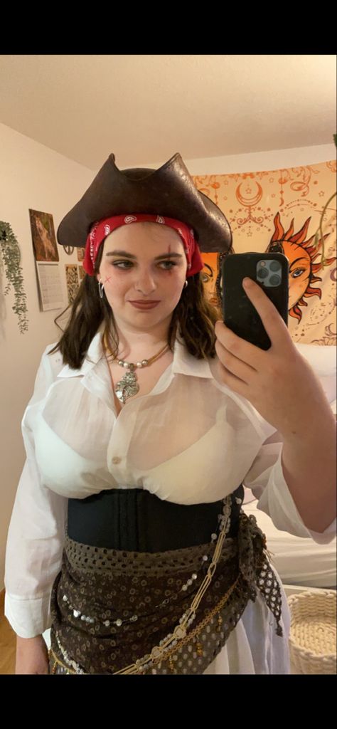 My Costume from last year 🎃🍂 Plus Size Pirate Costume Diy, Halloween Costumes Curvy, Pirate Costume Diy, Female Pirate Costume, Costume For Halloween, Costume Diy, Pirate Costume, Diy Costumes, Costumes For Women