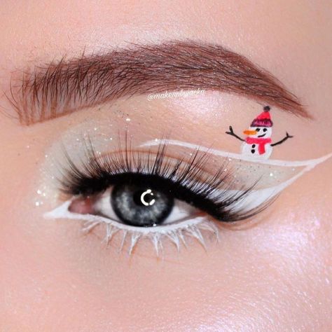 Christmas Makeup Looks Simple, Christmas Eyeliner, Reindeer Makeup, Christmas Eyeshadow Looks, Makeup Looks Winter, Holiday Eye Makeup, Christmas Makeup Simple, Xmas Makeup, Christmas Eyeshadow