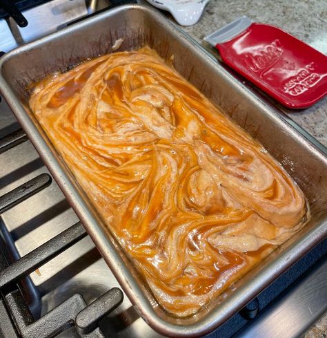 Quick Caramel Cream Cheese Bread, Carmel Banana Bread Recipe, Praline Banana Bread, Flavored Banana Bread, Salted Caramel Banana Bread 12 Tomatoes, Carmel Cream Cheese Bread, Caramel Banana Bread Recipe, Banana Bread With Caramel, Salted Caramel Banana Bread