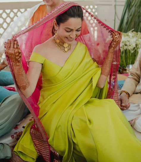 Chooda Ceremony, भारतीय दुल्हन संबंधी, Celebrity Wedding Photos, Haldi Dress, Haldi Outfits, Bridal Dupatta, Kriti Kharbanda, Necklace Indian, Bollywood Wedding