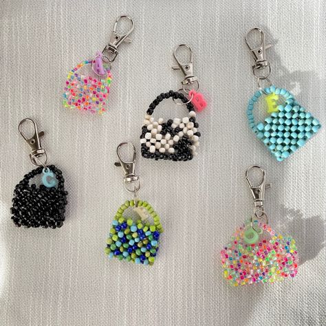 Beaded, purse, mini purse, keychain, handmade, cute keychain, beaded mini purse, cow print, neon beads Mini Beaded Bags Tutorial, Bag Keychain Beads, Beaded Mini Bag, Mini Beaded Bags, Beaded Purses Pattern, Beaded Bag Charm, Beads Keychain Ideas, Beaded Keychain Ideas, Beaded Keychain Diy