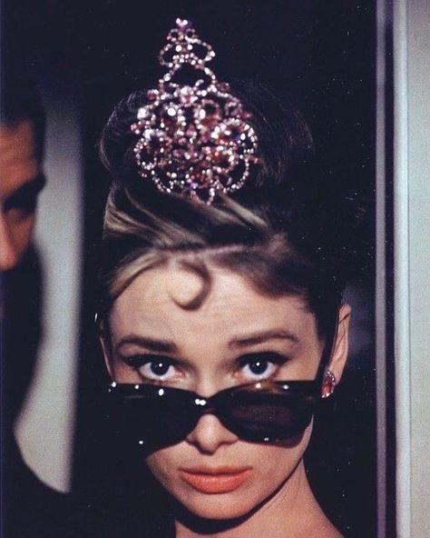 Breakfast At Tiffany's Costume, Aubrey Hepburn, Audrey Hepburn Photos, Holly Golightly, Prințese Disney, Mode Chanel, Hepburn Style, Funny Photography, Actrices Hollywood