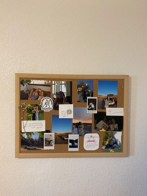 Wall Decor Dorm Room Minimalist, Cork Board Gallery Wall, Photo Board Bedroom, Thumb Tack Board Ideas, Photo Board Ideas Bedroom, Corkboard Picture Ideas, Cork Board Picture Ideas, Corkboard Wall Ideas, Dorm Wall Decor Posters